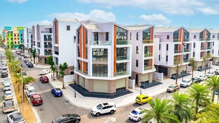 Con đường nội khu sầm uất với các dãy nhà phố thương mại kiến trúc hiện đại và nhiều xe cộ qua lại