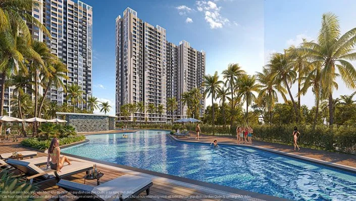 Bể bơi ngoài trời lớn với hàng cọ xanh mát và các tòa căn hộ cao tầng phía sau