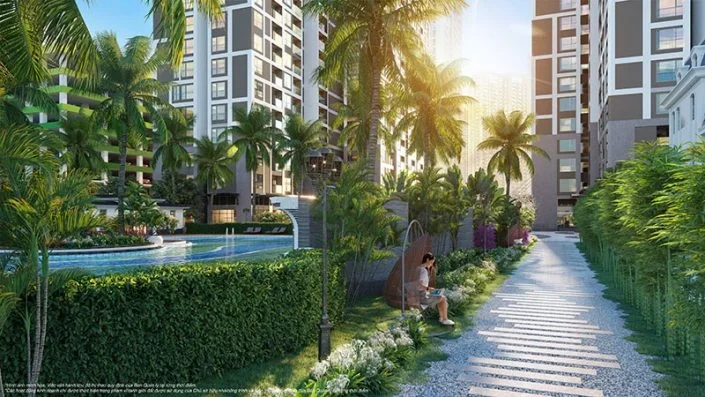 Lối đi bộ xanh mát cạnh bể bơi và hàng cọ trong khuôn viên dự án, có người đang ngồi nghỉ
