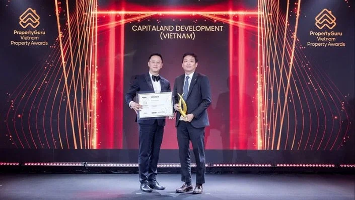 Hai đại diện của Capitaland Development (Vietnam) nhận giải thưởng tại PropertyGuru Vietnam Property Awards.