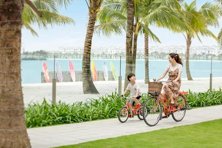 Đạp xe thư giãn quanh Hồ Ngọc Trai