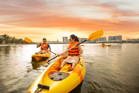 Trải nghiệm chèo thuyền Kayak trên Hồ Ngọc Trai