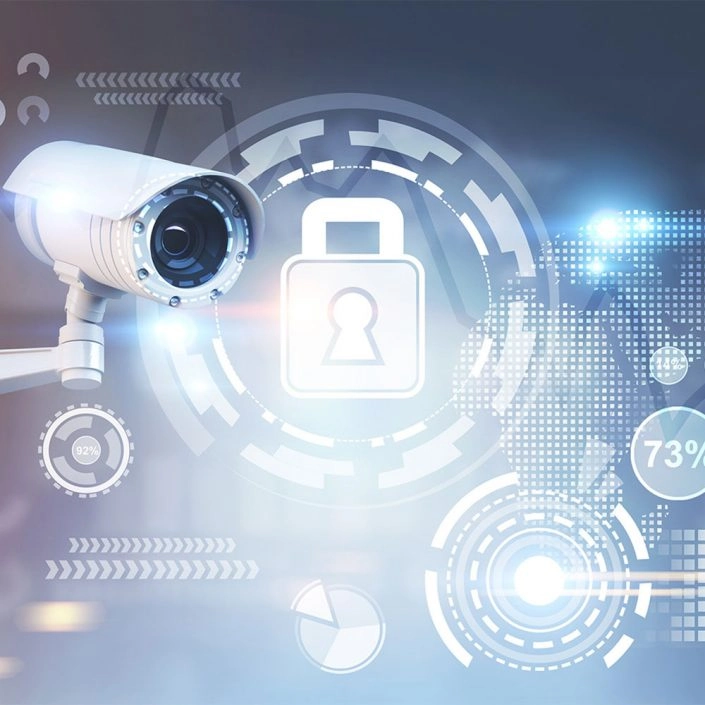 Camera an ninh giám sát thông minh với biểu tượng khóa bảo mật và công nghệ số