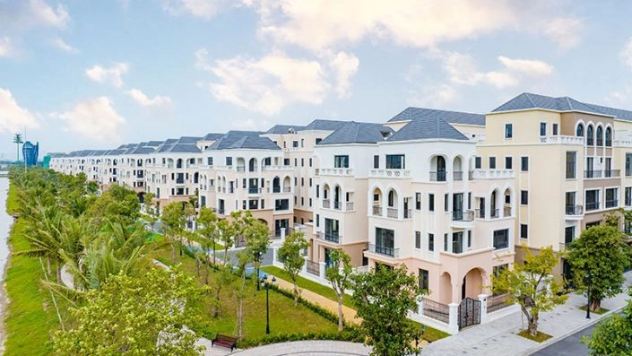 Dãy nhà phố và biệt thự ven kênh đào với kiến trúc tân cổ điển và cảnh quan xanh mát