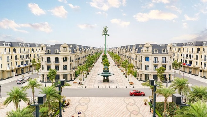 Đại lộ trung tâm dự án với kiến trúc đối xứng của các dãy nhà phố và điểm nhấn cảnh quan