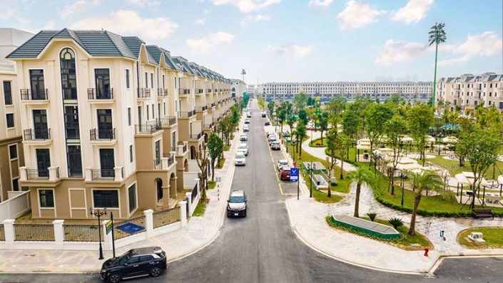 Con đường nội khu với dãy nhà phố liền kề kiến trúc tân cổ điển và công viên cây xanh