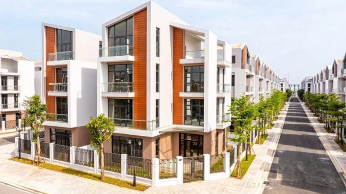 Cận cảnh căn nhà phố thương mại kiến trúc hiện đại với mặt tiền kính lớn và ban công