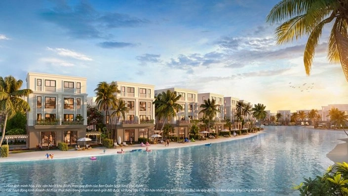 Dãy nhà phố thương mại ven sông với bãi cát và người dân đang vui chơi