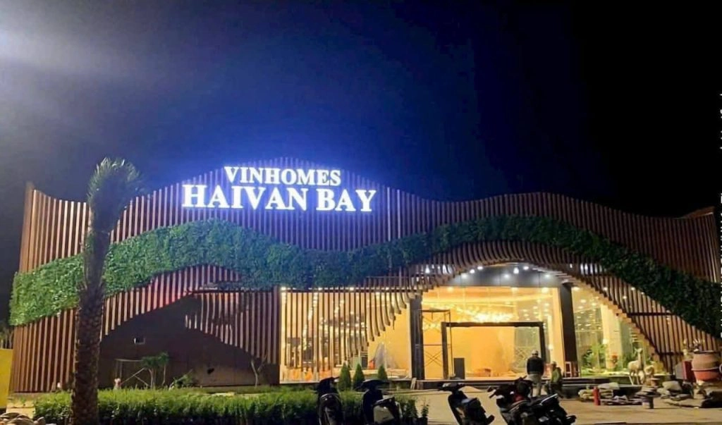 Tòa nhà trung tâm đón tiếp dự án Vinhomes Hai Van Bay với kiến trúc độc đáo, ánh sáng lung linh về đêm