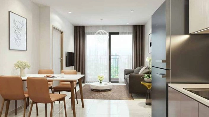 Không gian phòng khách và phòng ăn liền kề với bàn ăn 4 ghế, ghế sofa và khu vực bếp có tủ lạnh.