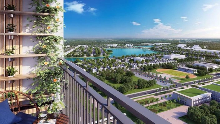 Toàn cảnh khu đô thị với hồ nước lớn và cây xanh nhìn từ ban công căn hộ