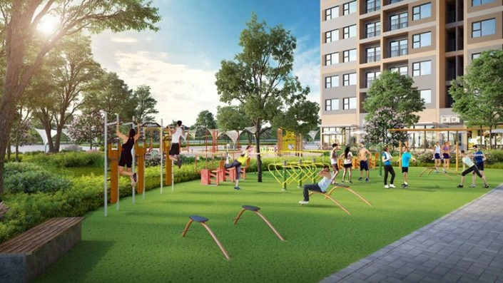 Khu tập gym ngoài trời với các dụng cụ thể thao trên thảm cỏ xanh và cư dân đang tập luyện