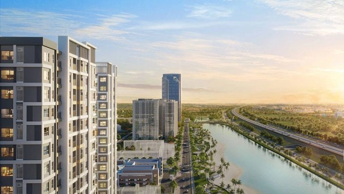 Góc nhìn từ trên cao các tòa nhà chung cư ven sông và đường cao tốc lúc hoàng hôn