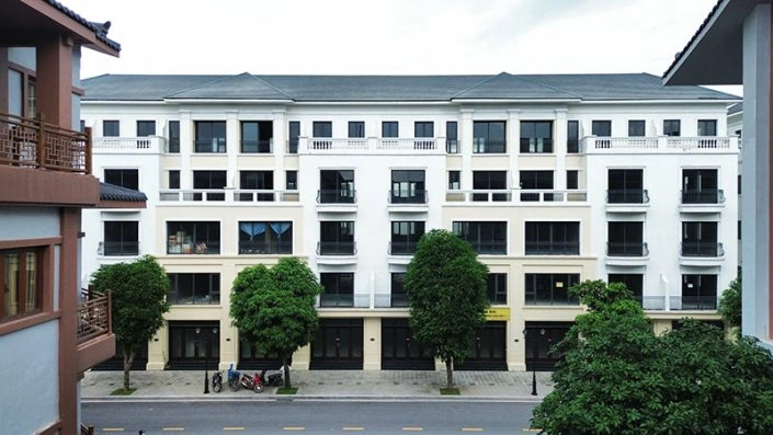 Mặt tiền tòa nhà shophouse phong cách tân cổ điển với vỉa hè rộng rãi nhiều cây xanh