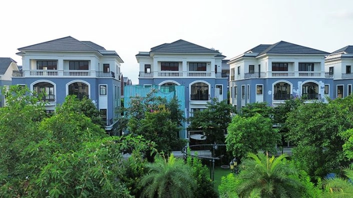 Mặt sau các căn biệt thự sang trọng hướng ra không gian cây xanh nội khu