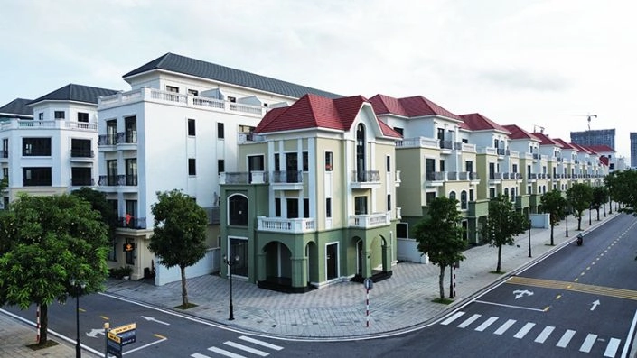 Dãy nhà phố thương mại mái ngói đỏ nằm dọc trục đường giao thông chính