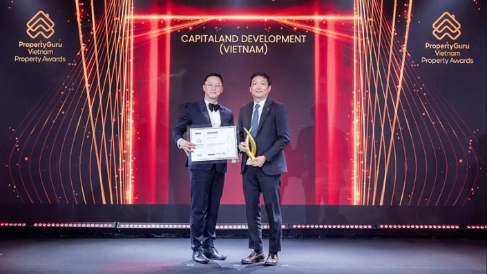 Hai đại diện của Capitaland Development (Vietnam) nhận giải thưởng tại PropertyGuru Vietnam Property Awards.